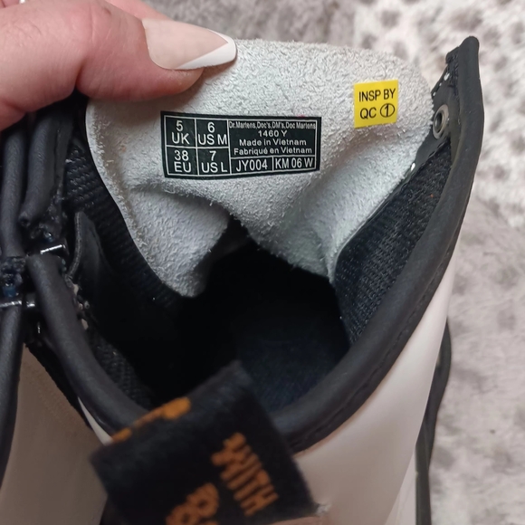 Classic White Lace-Up Boots - Picture 9 of 10